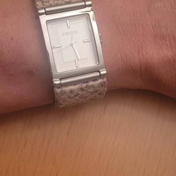 Women watch - Picture 3 of 3